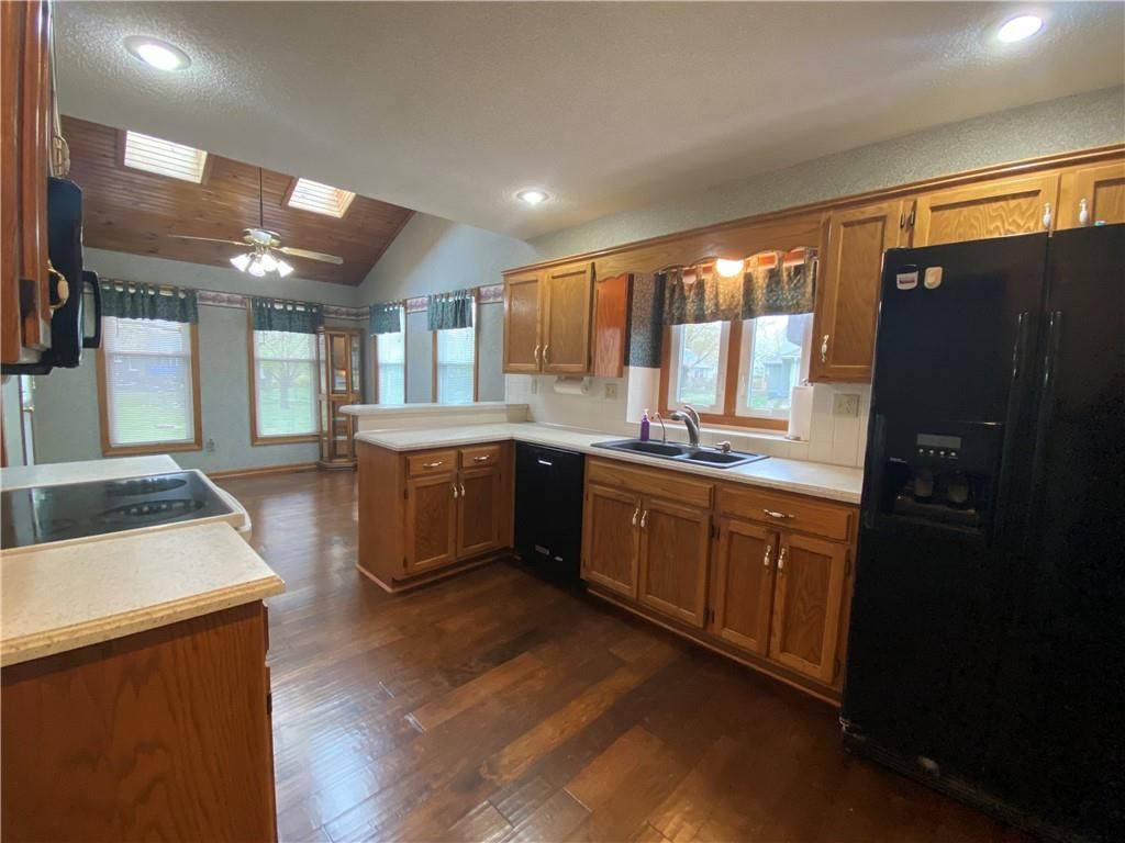 689 NE Clubhouse Drive — photo 8