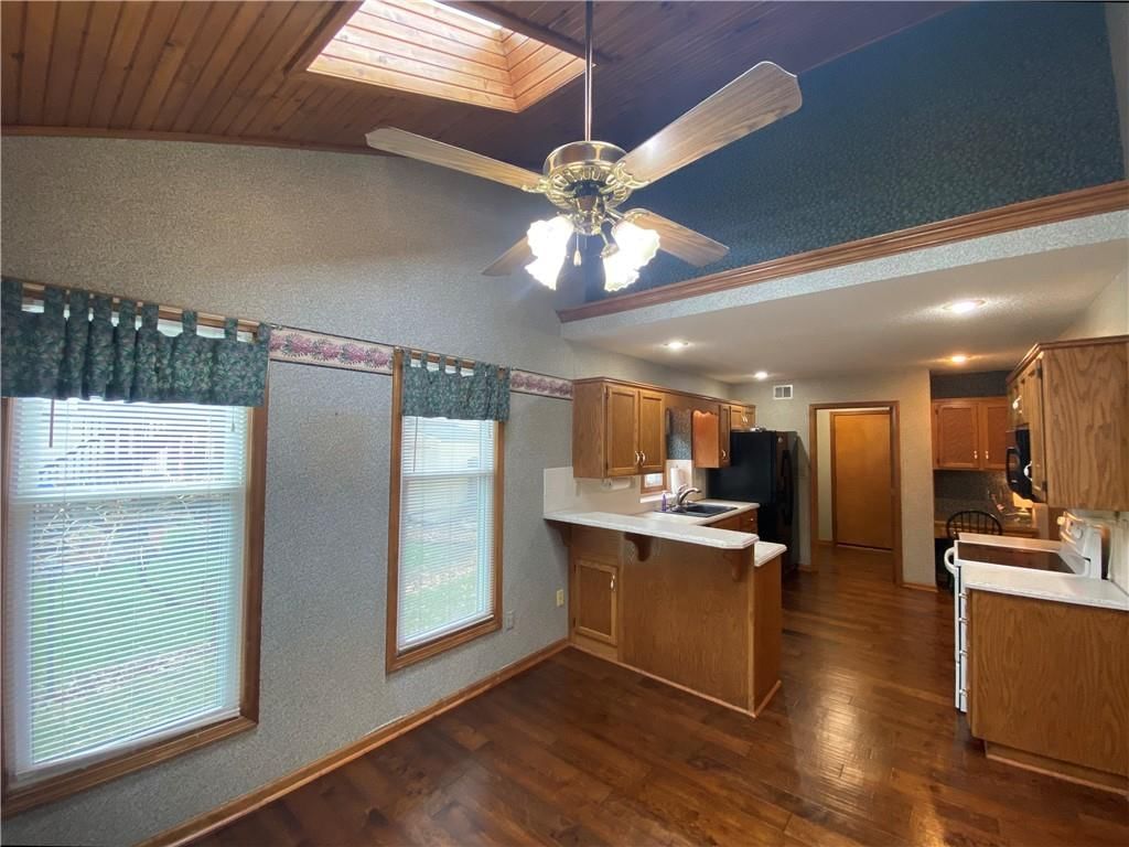 689 NE Clubhouse Drive — photo 9