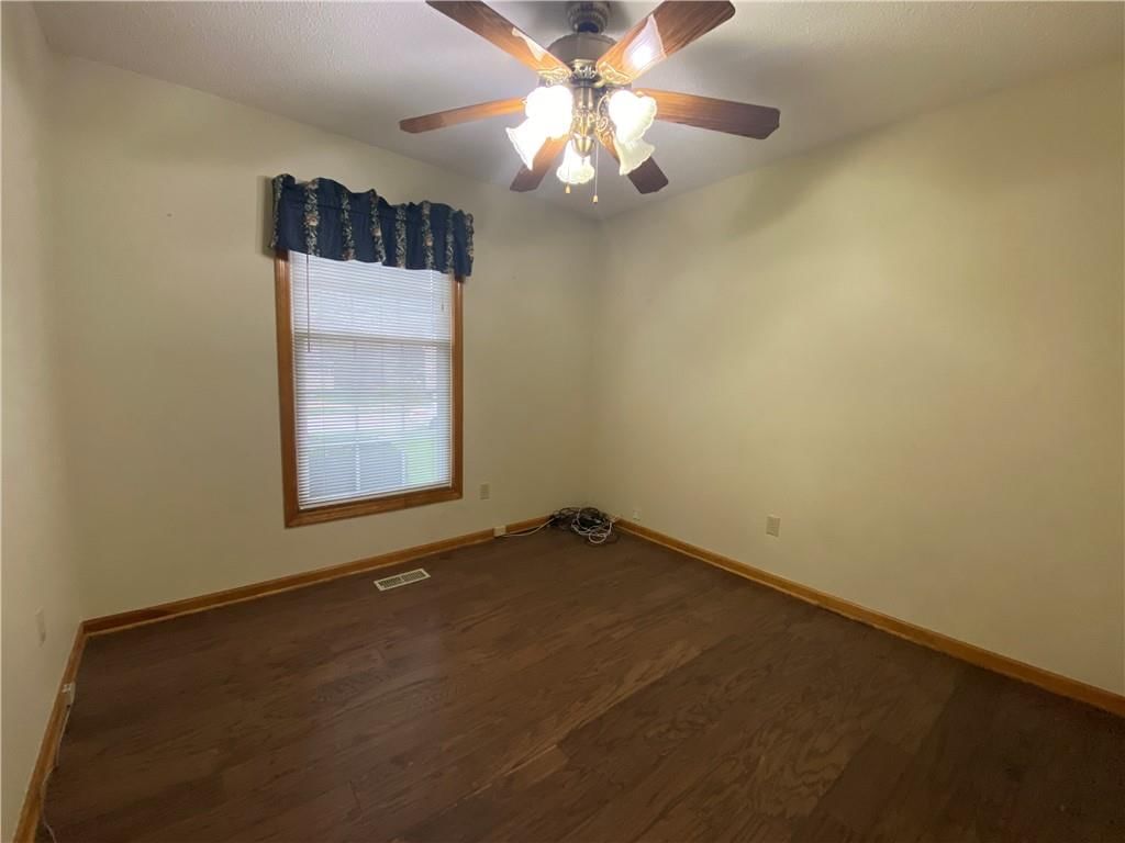 689 NE Clubhouse Drive — photo 11