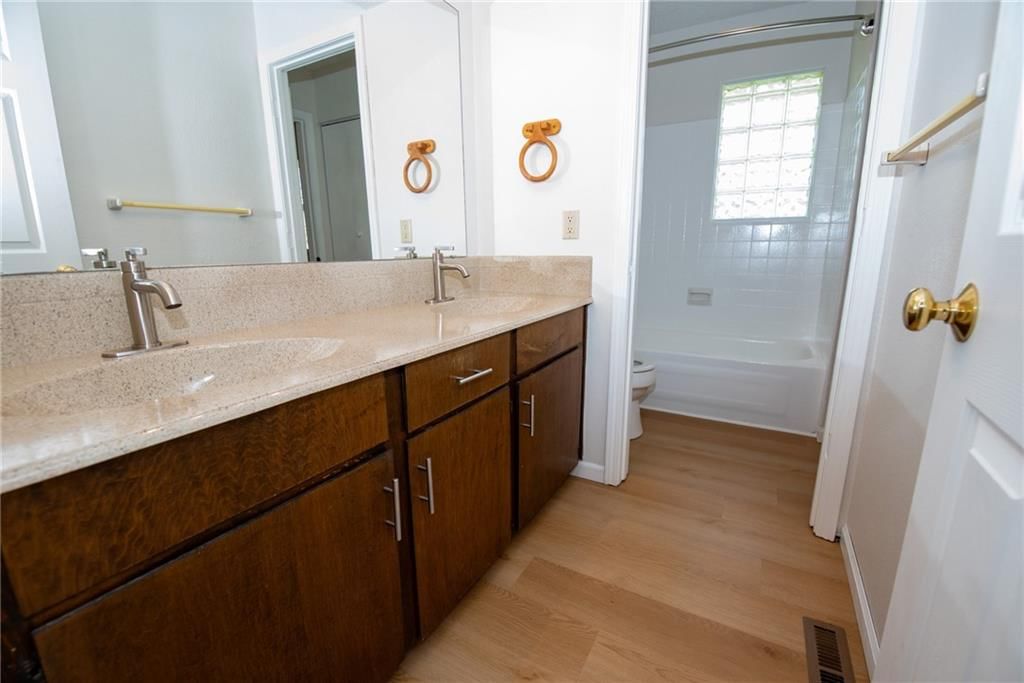 208 NW Valley Drive — photo 15
