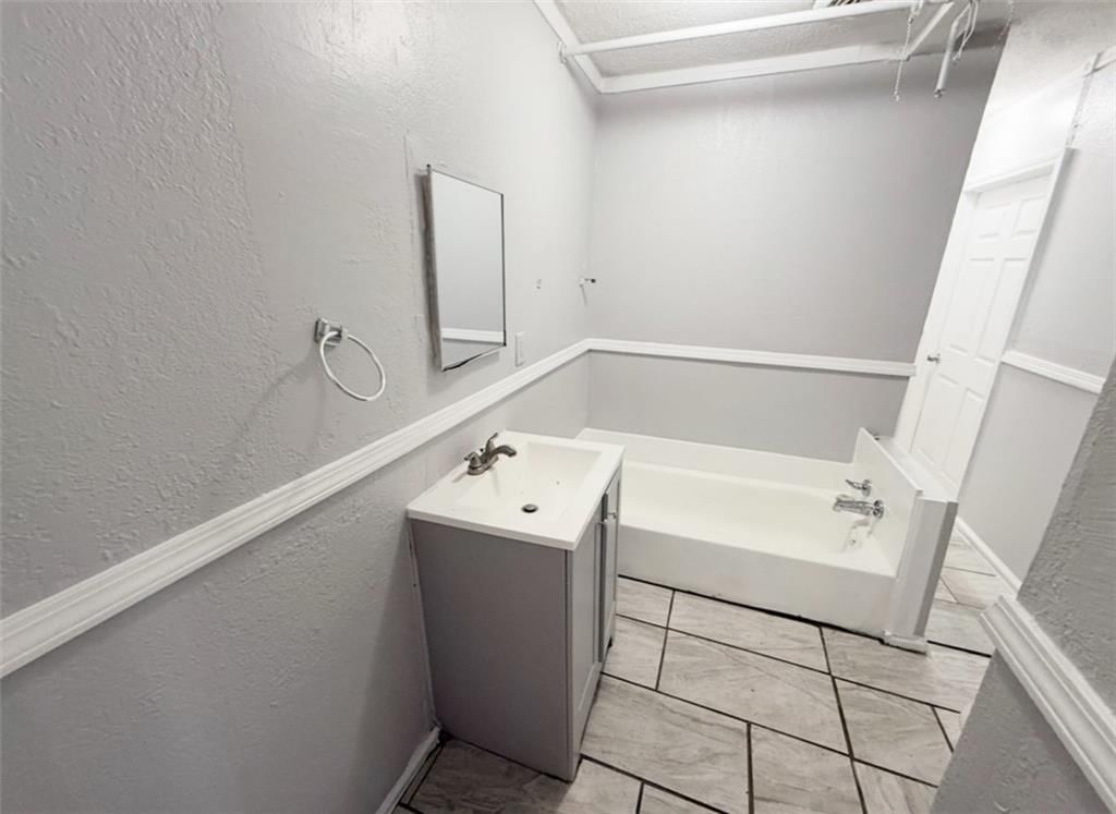 2907 E 61st Street — photo 5