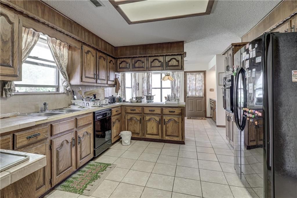 2301 S Stilwell Street — photo 10