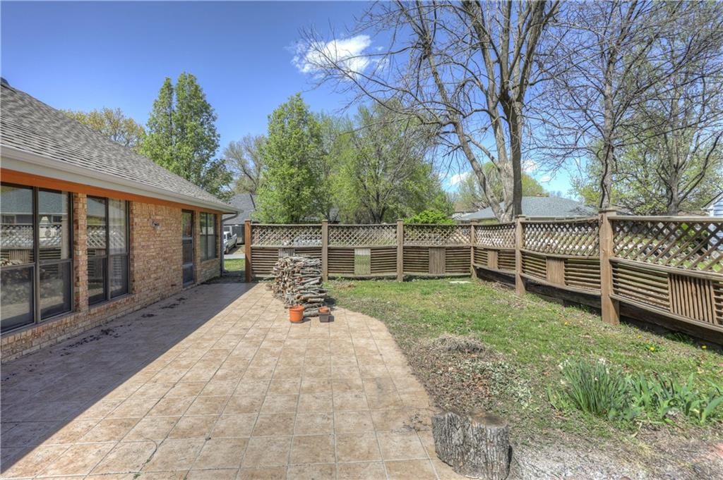 2301 S Stilwell Street — photo 36