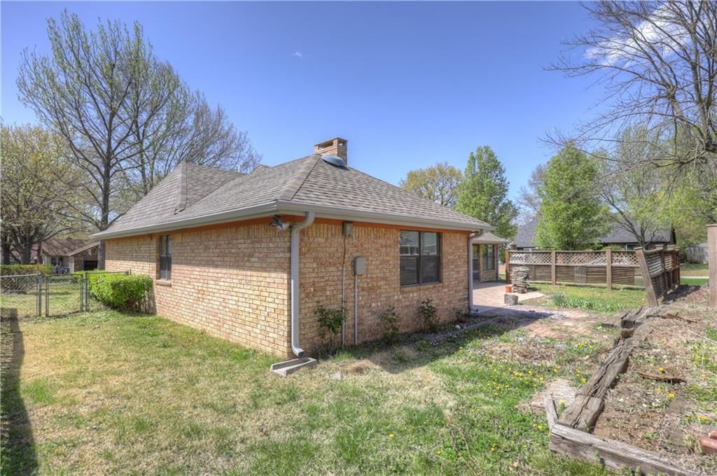 2301 S Stilwell Street — photo 38