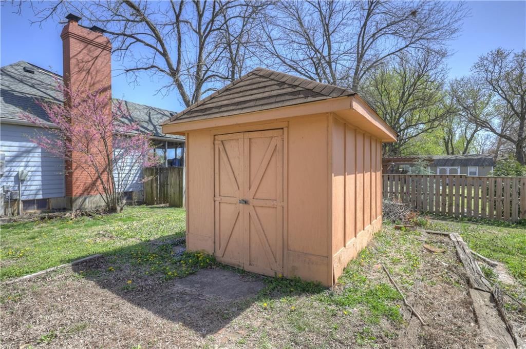 2301 S Stilwell Street — photo 39