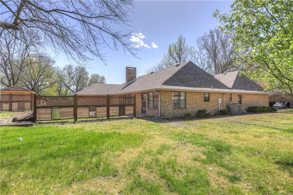 2301 S Stilwell Street — photo 40