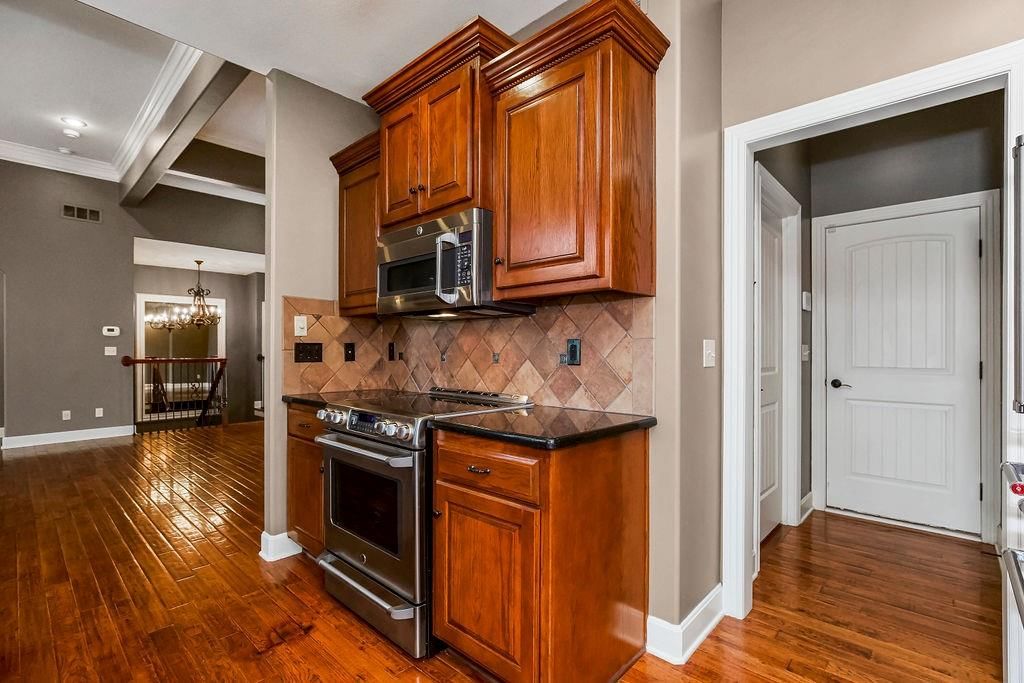 11826 Delavan Avenue — photo 10