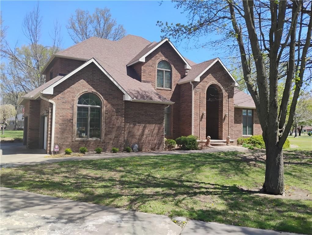 724 VILLAGE Drive — photo 1