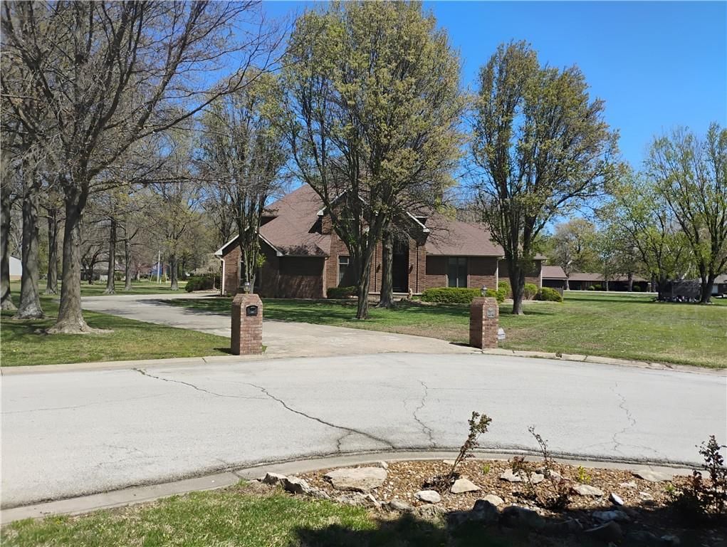 724 VILLAGE Drive — photo 2