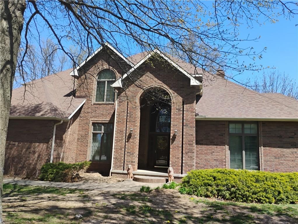 724 VILLAGE Drive — photo 3