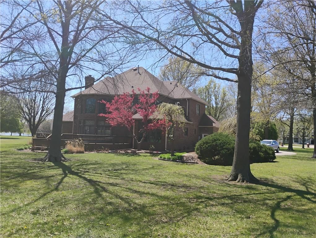724 VILLAGE Drive — photo 4