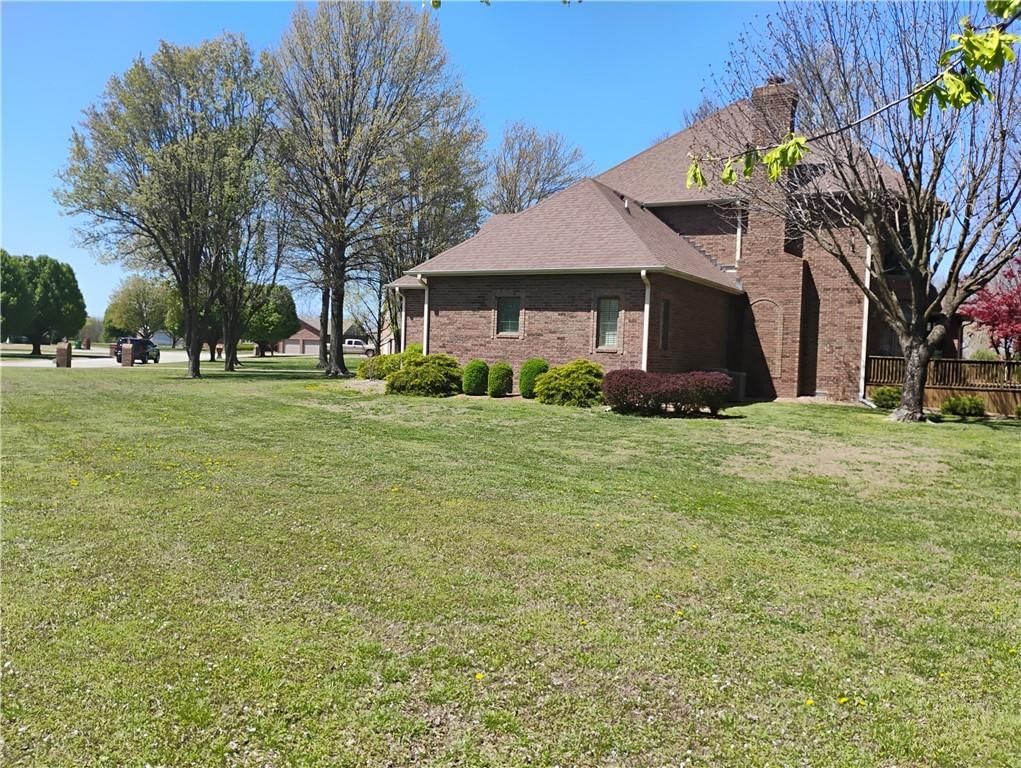 724 VILLAGE Drive — photo 5