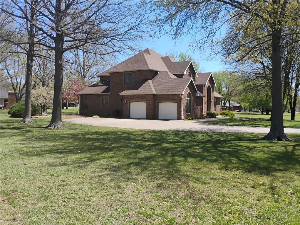 724 VILLAGE Drive — photo 6