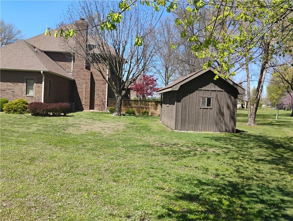 724 VILLAGE Drive — photo 7