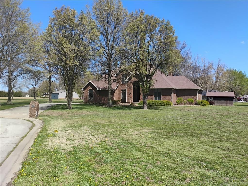724 VILLAGE Drive — photo 8