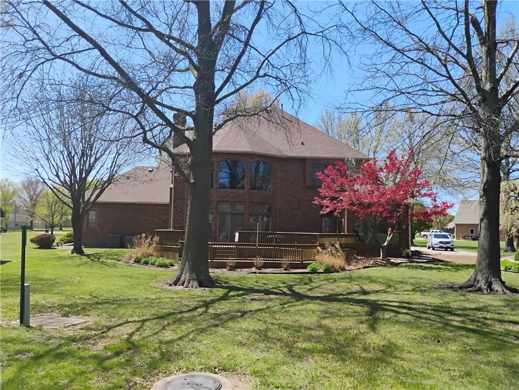 724 VILLAGE Drive — photo 9