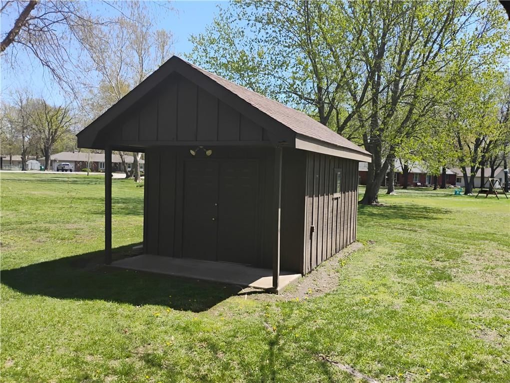 724 VILLAGE Drive — photo 12