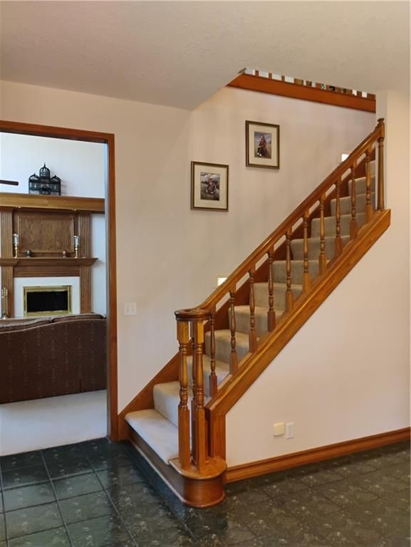 724 VILLAGE Drive — photo 27