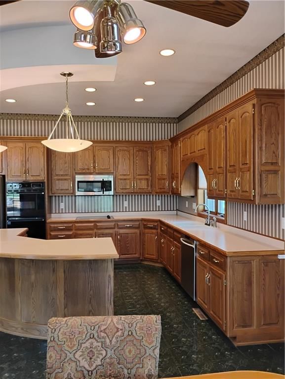 724 VILLAGE Drive — photo 33