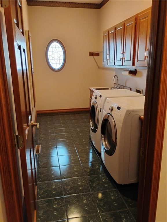 724 VILLAGE Drive — photo 37