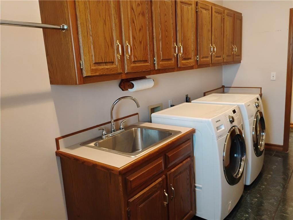 724 VILLAGE Drive — photo 38