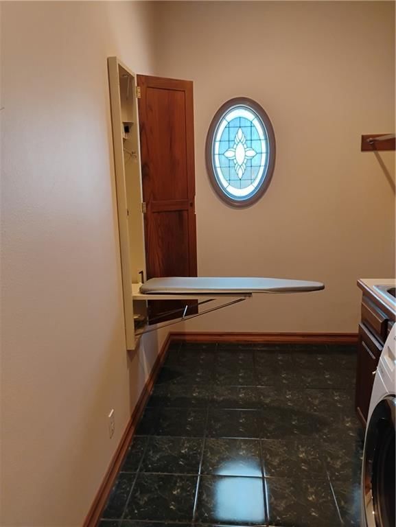 724 VILLAGE Drive — photo 39