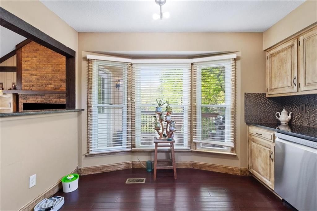 Photo 5 of 27 - 609 E 89th Street