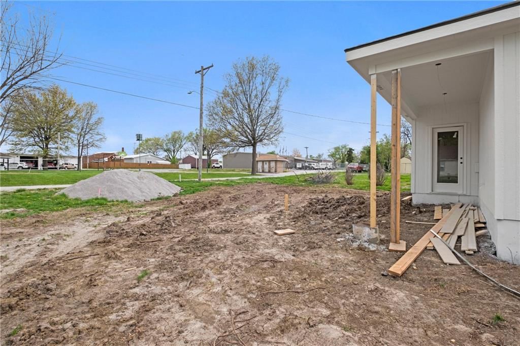 Photo 10 of 39 - 45 E 6th Street