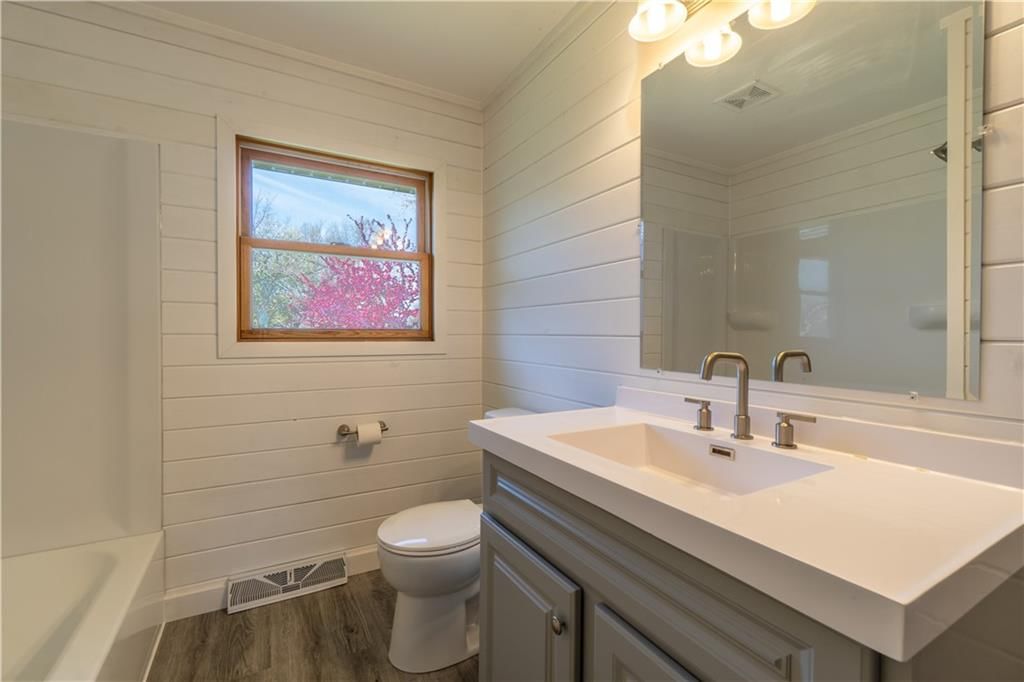 400 W Charles Street — photo 18