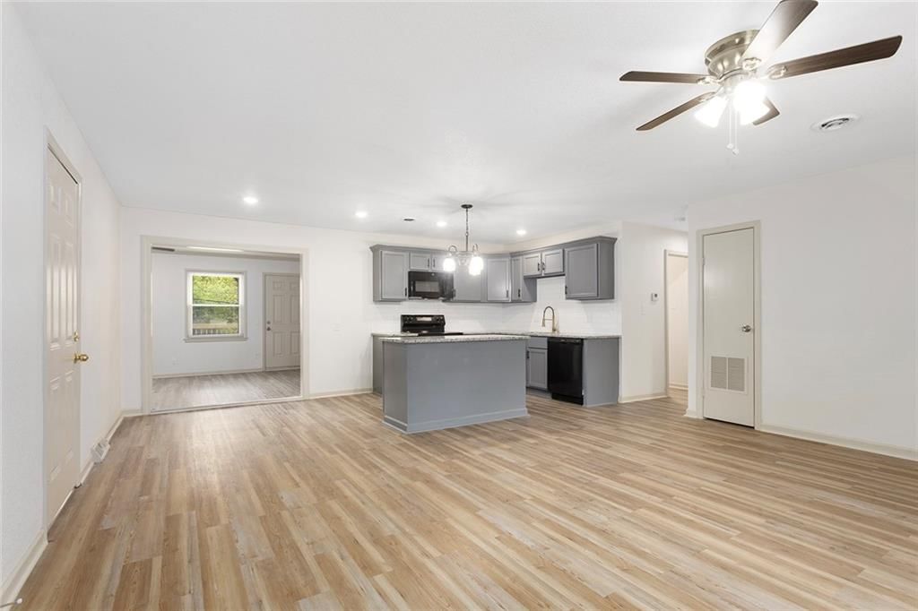 11204 DONNELLY Avenue — photo 4