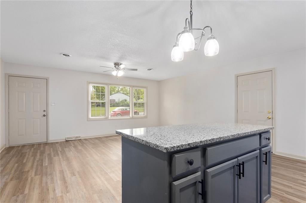 11204 DONNELLY Avenue — photo 8