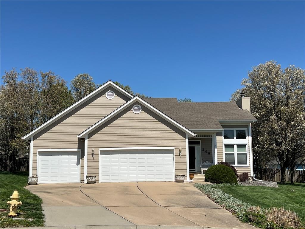 240 NE Victoria Place — photo 1
