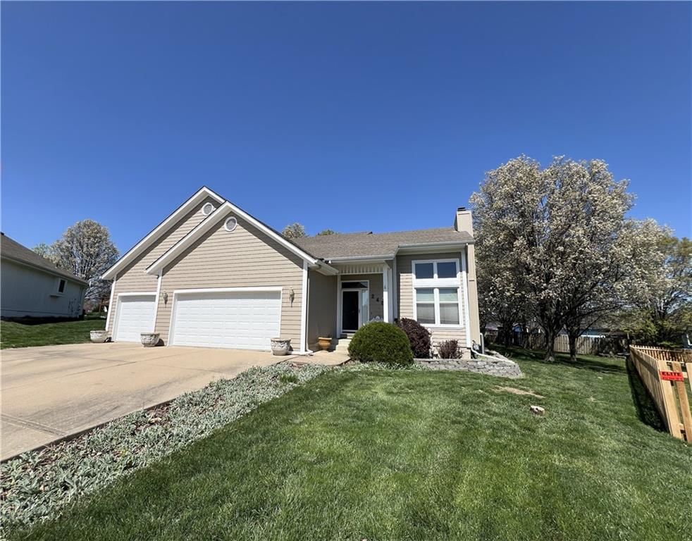 240 NE Victoria Place — photo 2