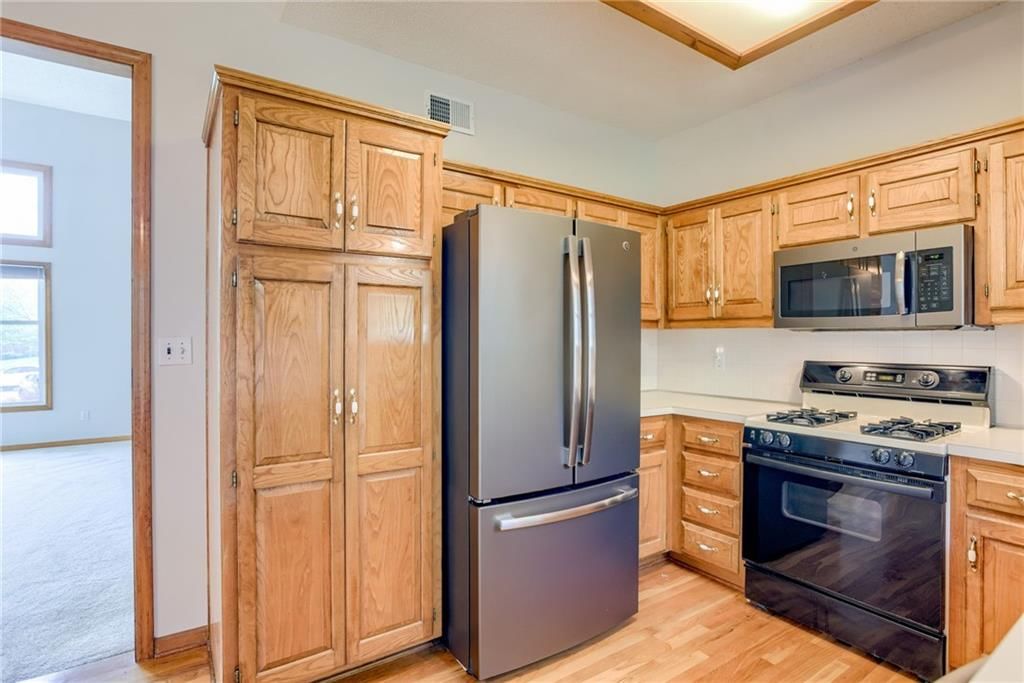 240 NE Victoria Place — photo 8
