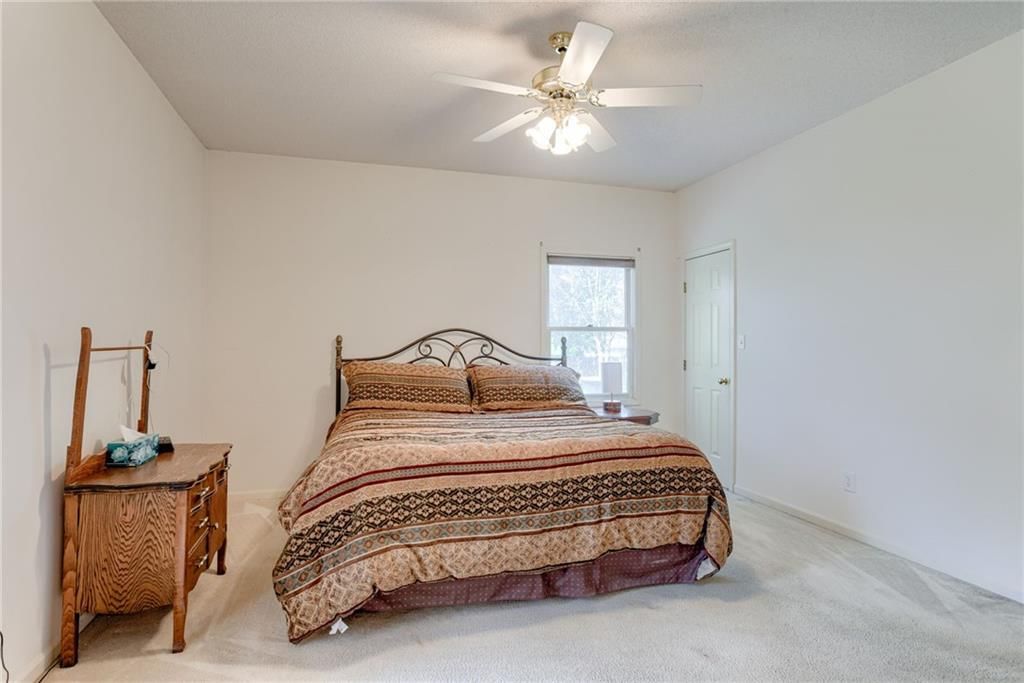 240 NE Victoria Place — photo 12