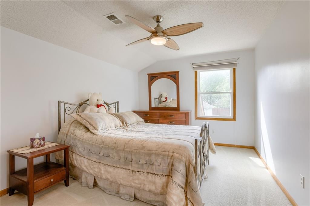 240 NE Victoria Place — photo 15