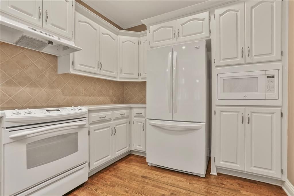 Photo 9 of 20 - 5428 W 145th Terrace