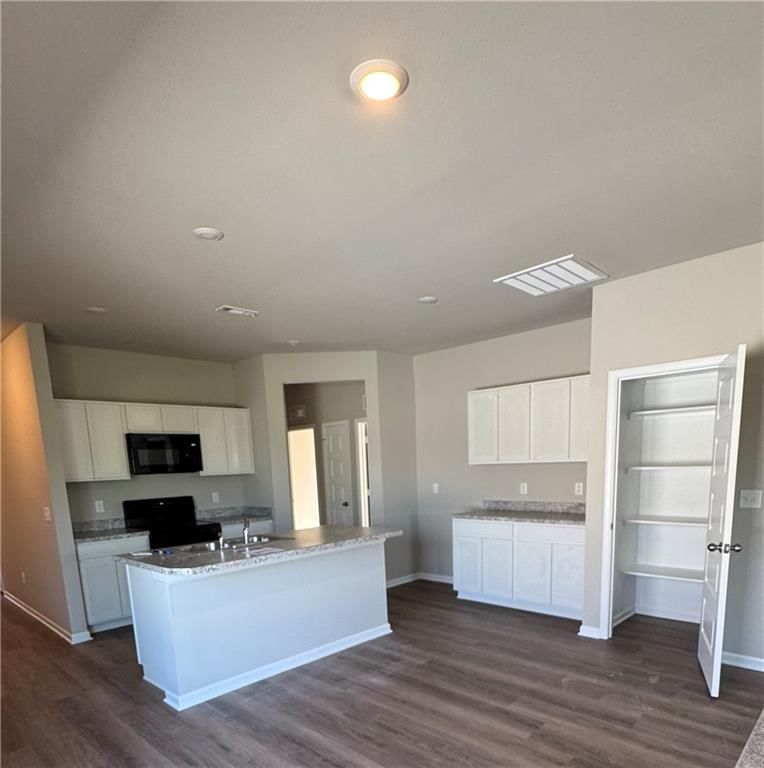 Photo 4 of 11 - 2107 Brook Ridge Circle