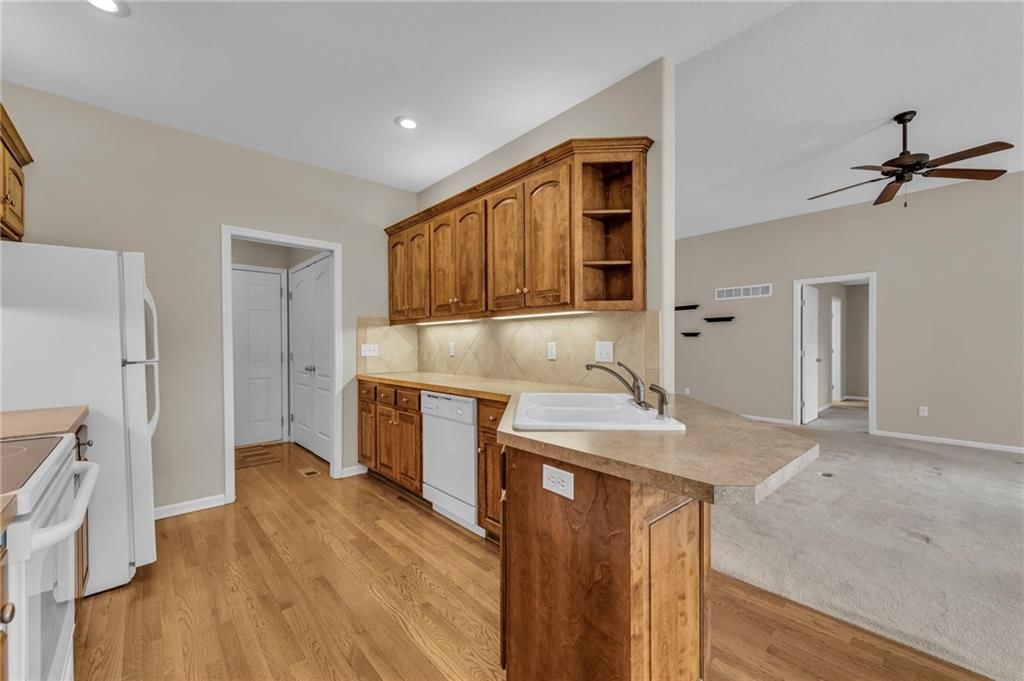 6511 N Strathbury Avenue — photo 9