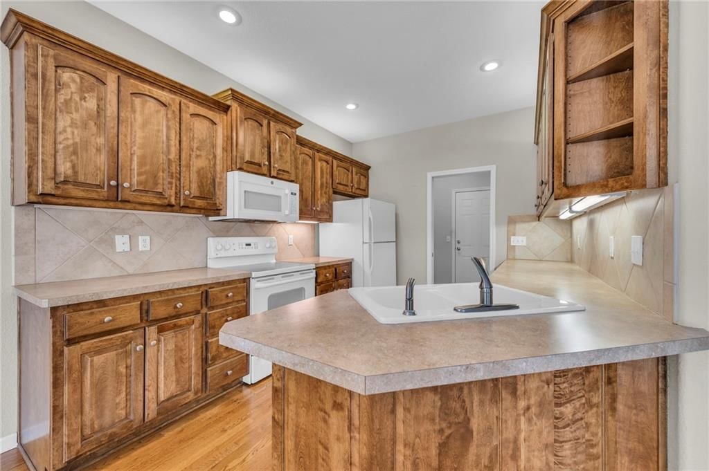 6511 N Strathbury Avenue — photo 10