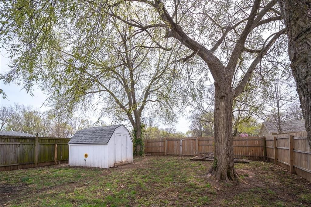 830 E 8th Street — photo 28