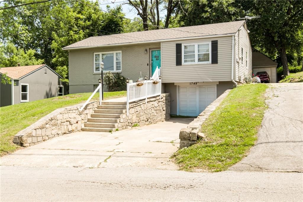 Photo 3 of 33 - 1749 S 49th Street