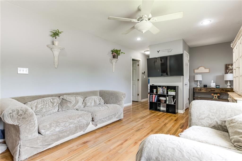 Photo 6 of 33 - 1749 S 49th Street