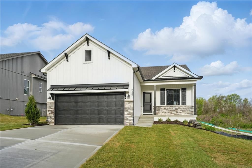 2437 NW Sunnyvale Court, Blue Springs, MO
