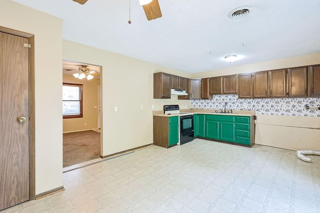 409 S Catalpa Street — photo 6