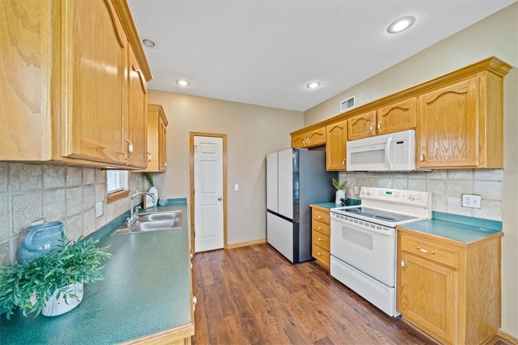 1404 NW Madison Court — photo 8