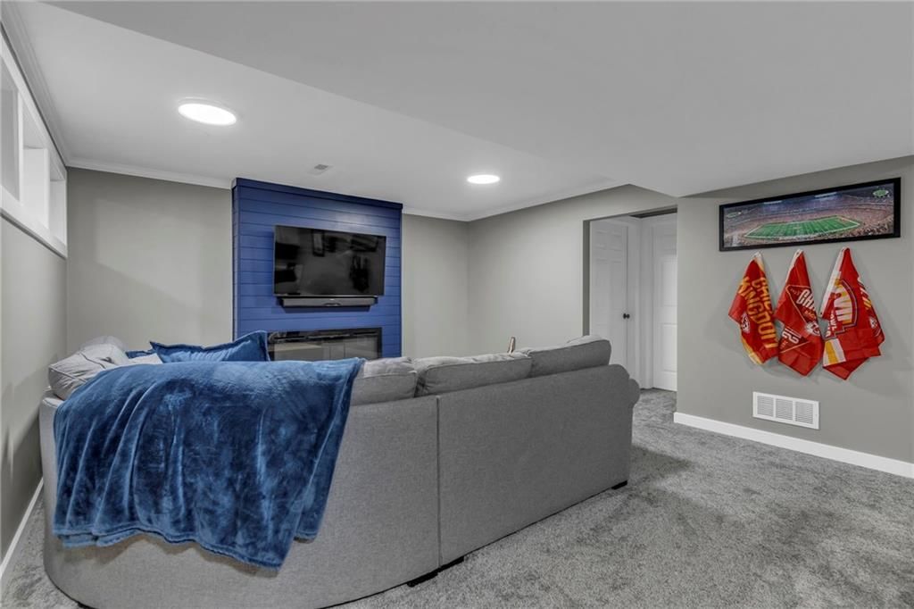1033 N CLINTON Street — photo 36