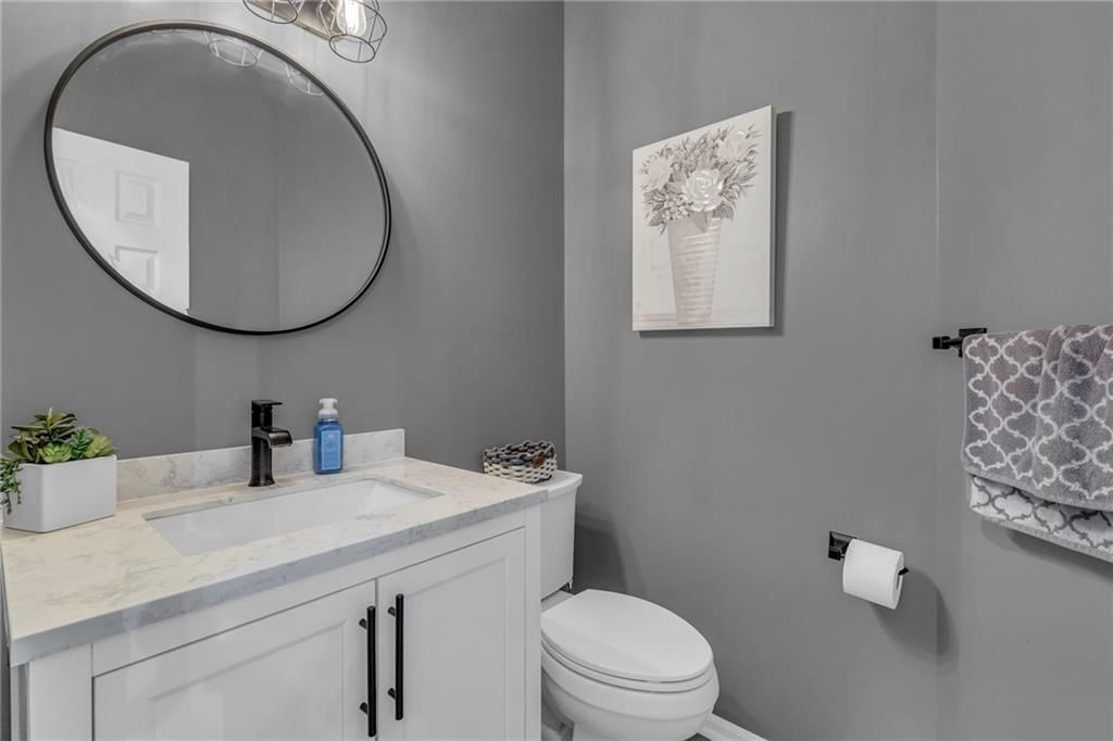 1033 N CLINTON Street — photo 39