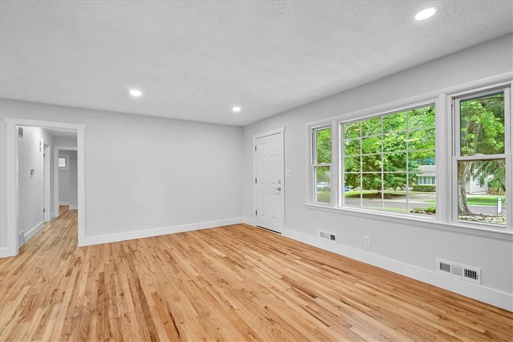Photo 4 of 22 - 6706 W 76th Terrace
