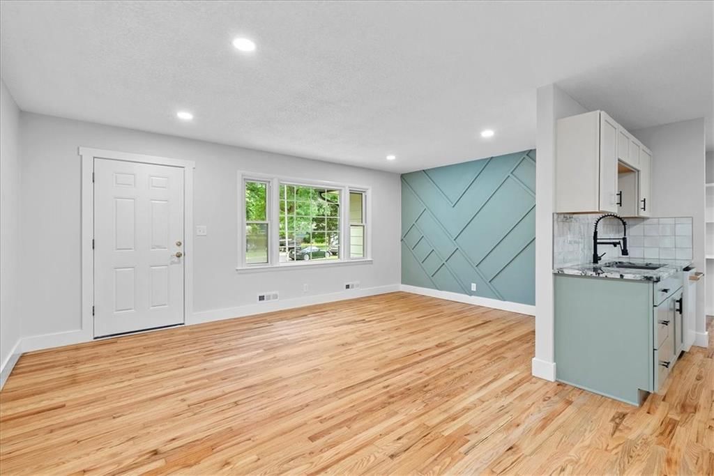 Photo 6 of 22 - 6706 W 76th Terrace
